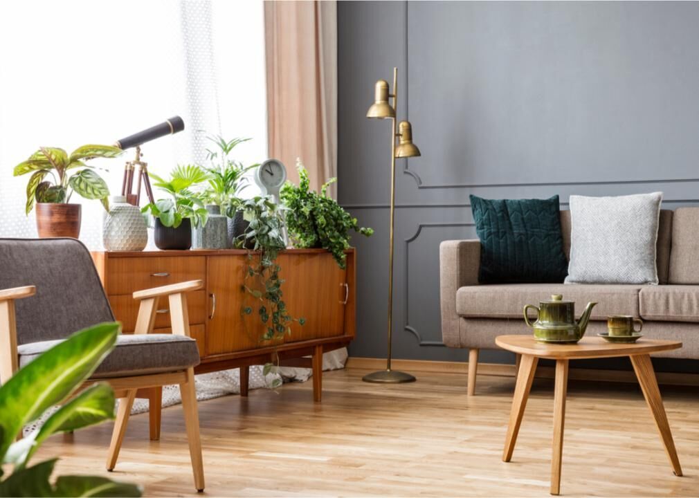 Show some (furniture) leg
